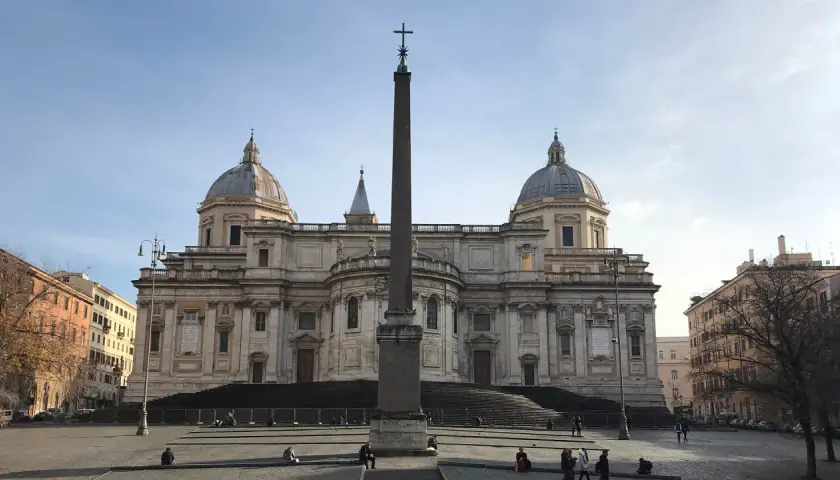 La maestosa chiesa Santa Maria Maggiore domina la piazza con le sue cupole e un obelisco.