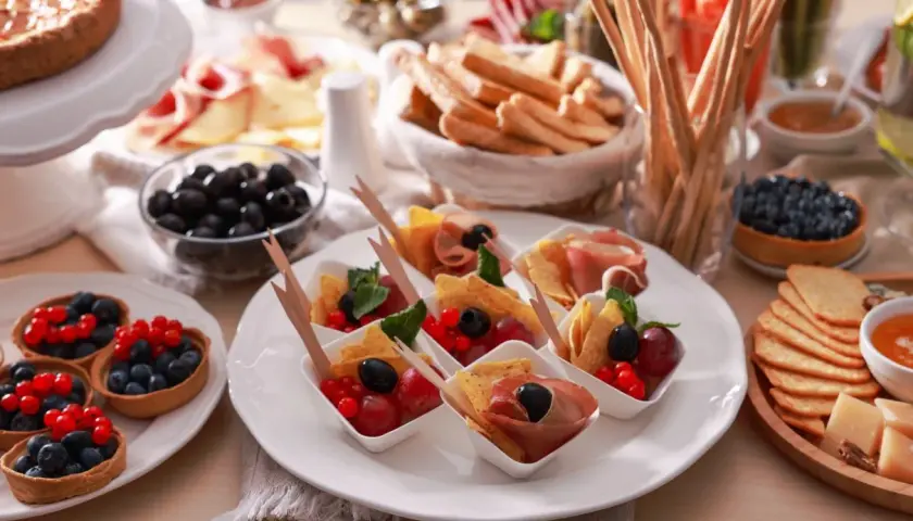 Najlepsze dania na 18 dla młodzieży: menu i przekąski na wyjątkową imprezę