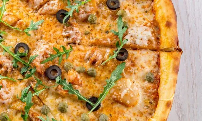 Ile kalorii ma pizza 40 cm? Odkryj zaskakujące różnice w składnikach