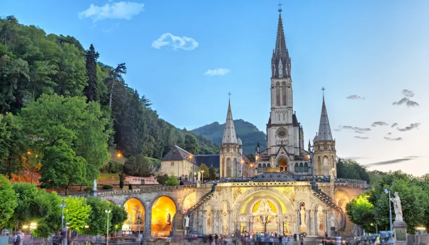 Lourdes sanktuarium: historia, cudowne wody i znaczenie pielgrzymek