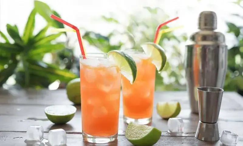 Najlepsze drinki ze spritem, które zaskoczą Twoich gości na imprezie