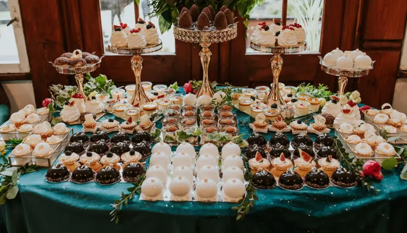 Idealne naczynia na słodki stół - jak zorganizować candy bar na przyjęcie