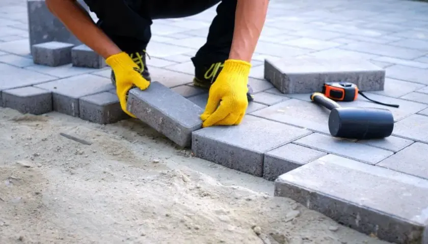 Jak ułożyć kostkę brukową ze spadkiem i uniknąć błędów
