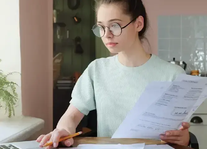 Ile średnio zużywa się prądu dziennie? Sprawdź, jak zredukować koszty