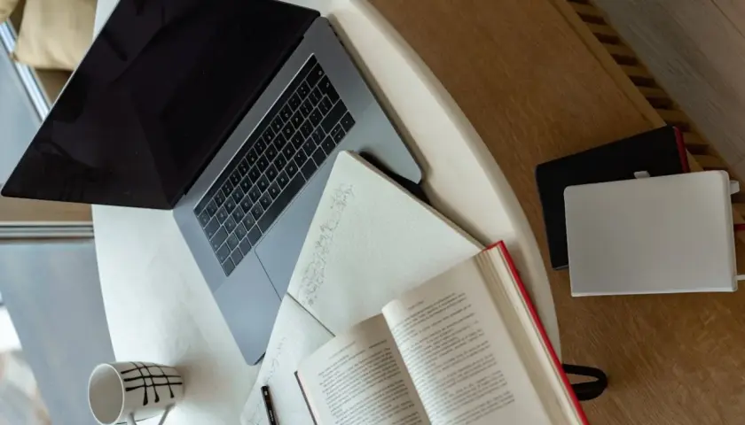 Hybrydowe studia online - czy to znak naszych czasów?