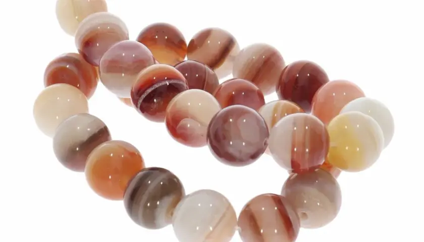 Eine Kette aus runden, gestreiften Perlen aus Sardonyx-Stein in warmen Rot-, Braun- und Cremetönen.
