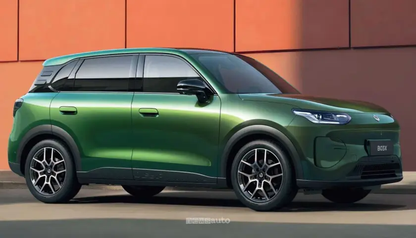 Un SUV verde brillante, il Leapmotor B03X, con un design moderno e linee aerodinamiche, si staglia contro uno sfondo arancione.