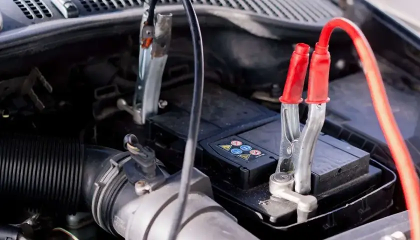 Câbles de démarrage connectés à une batterie de voiture. Si votre démarreur est en panne, voici comment démarrer.