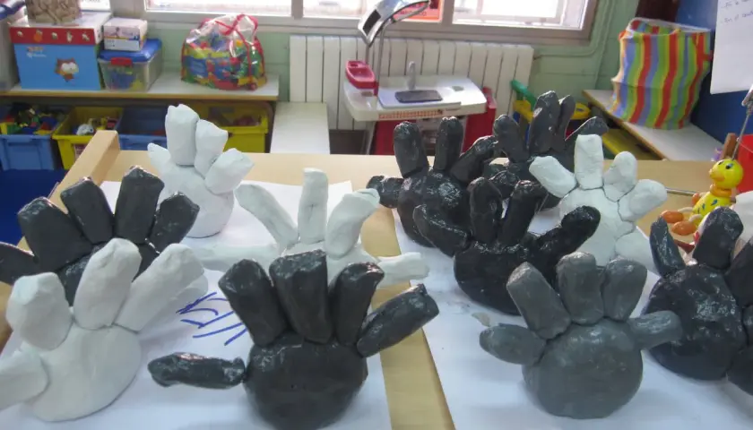 Manos de arcilla, un botero para niños, en blanco y negro, listas para la imaginación.