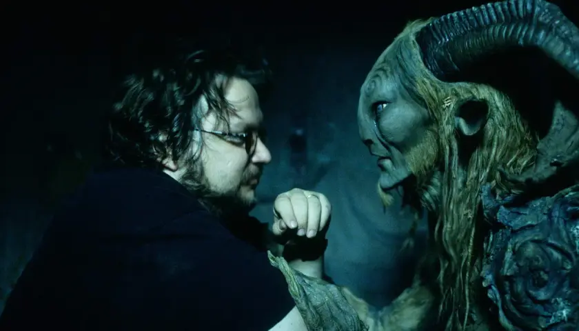 Guillermo del Toro wpatrzony w fauna. Mistrz fantasy tworzy swoje niezapomniane **guillermo del toro filmy**.