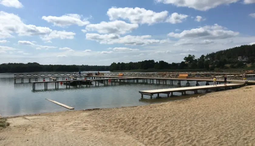 Drewniane pomosty nad jeziorem, plaża i las. Gowidlino atrakcje dla każdego.
