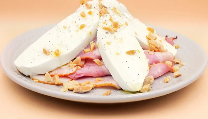 Keto-friendly przekąska: plastry mozzarelli z szynką i orzechami. Czy mozzarella jest keto? Tak, jest idealna!