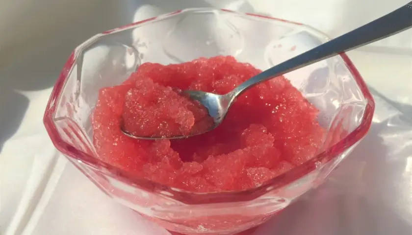 Sorbetto all'anguria senza gelatiera in una coppa di cristallo, pronto per essere gustato.