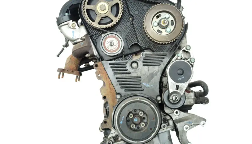 Motor de coche con correa de distribución visible. Si te preguntas qué significa SDI en un coche, se refiere a un tipo de motor diésel.