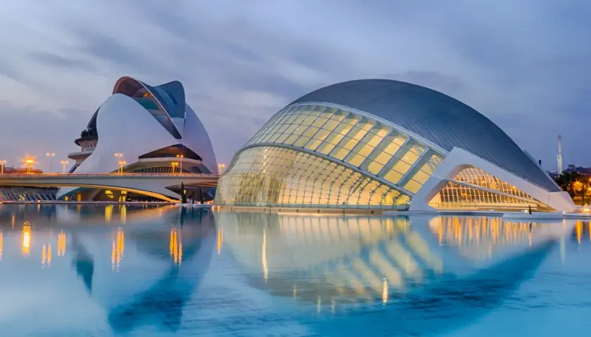 Moderne Architektur in Valencia, Spanien, mit reflektierenden Wasserflächen. Ein Highlight der Stadt.