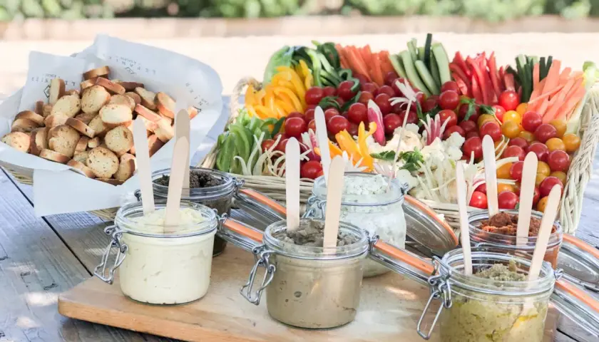 Un plateau coloré de légumes croquants et de tartinades variées, parfait pour une recette de crudités pour buffet.