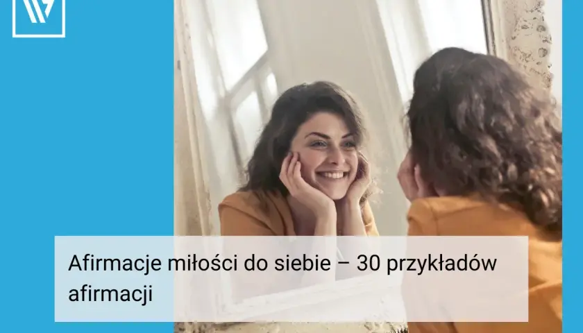 Uśmiechnięta kobieta patrzy w lustro, ćwicząc afirmacje miłości do siebie.