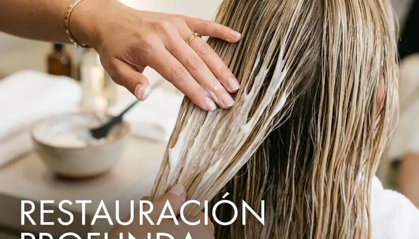 Manos aplicando mascarilla para el cabello, ideal para saber como recuperar el pelo quemado y lograr una restauración profunda.