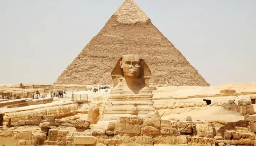 La Esfinge y la Gran Pirámide de Giza, un sitio histórico. A pesar de su belleza, es peligroso viajar a Egipto si no se toman precauciones.