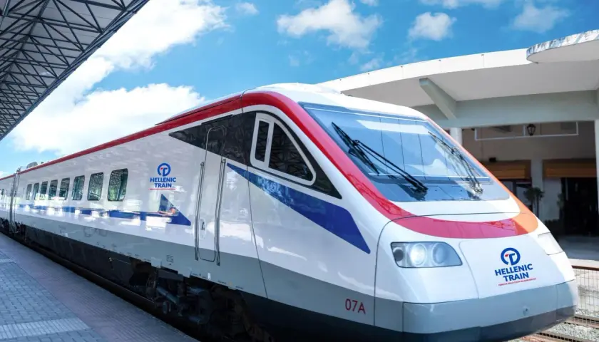 Nowoczesny pociąg Hellenic Train na peronie w Salonikach, gotowy do podróży.