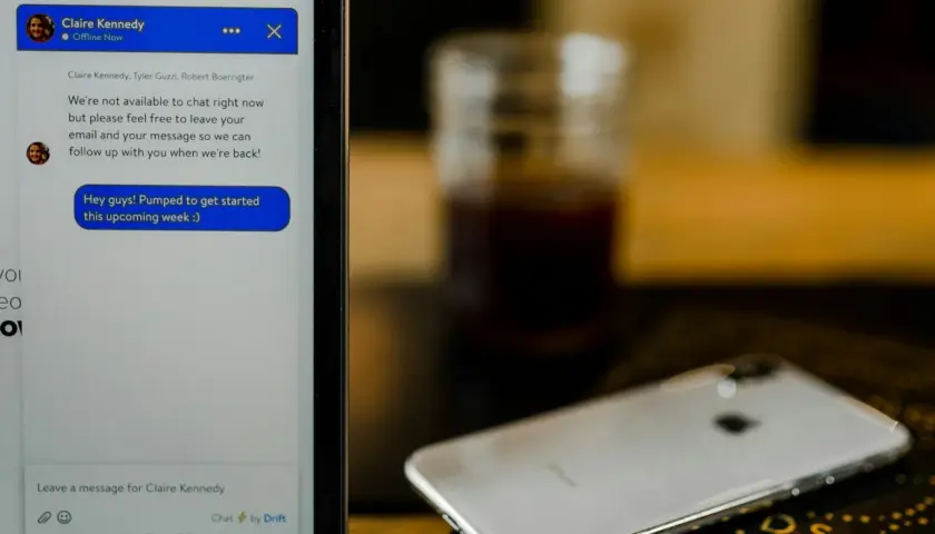 Dymki czatu messenger pokazują wiadomość od Claire: "Hey guys! Pumped to get started this upcoming week :)".