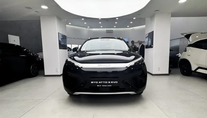 Czarny BYD Atto 3 EVO w salonie. Sprawdź atrakcyjną byd atto 3 cena i wybierz swój nowy samochód elektryczny.