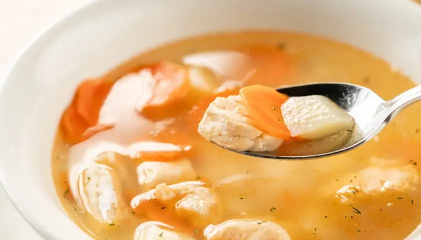 Aromatyczna zupa rybna, przepis babci, z kawałkami ryby, marchewką i ziemniakami.
