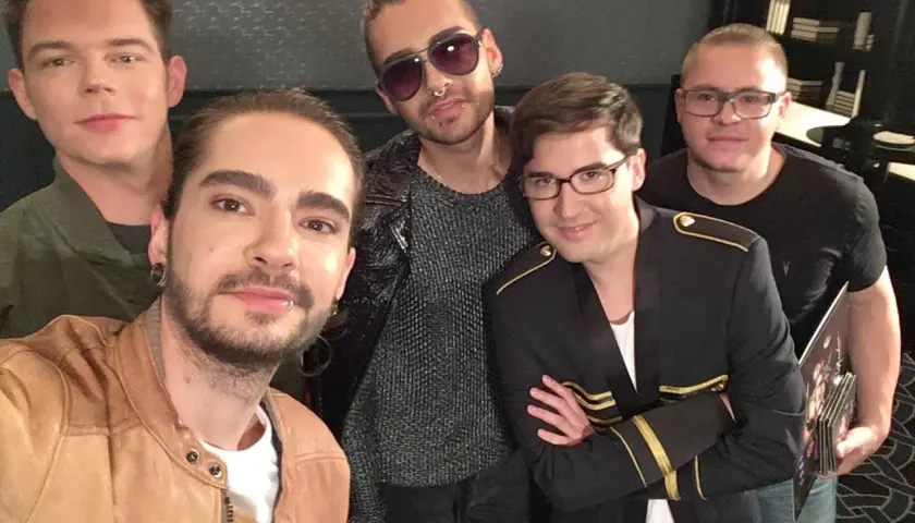 Tokio Hotel członkowie: Bill Kaulitz, Tom Kaulitz, Georg Listing i Gustav Schäfer pozują do selfie.