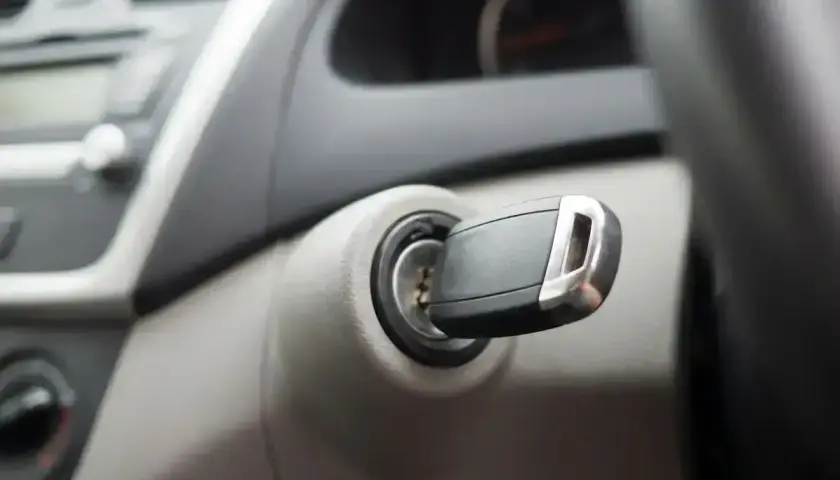Kluczyk w stacyjce samochodu, gotowy do uruchomienia silnika. To dzięki niemu działa immobilizer, chroniąc auto przed kradzieżą.