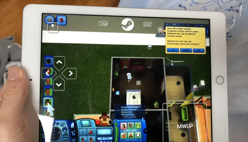 Gra w The Sims na telefonie przez Steam. Sterowanie na ekranie ułatwia grę, pokazując, jak grac w gry Steam na telefonie.