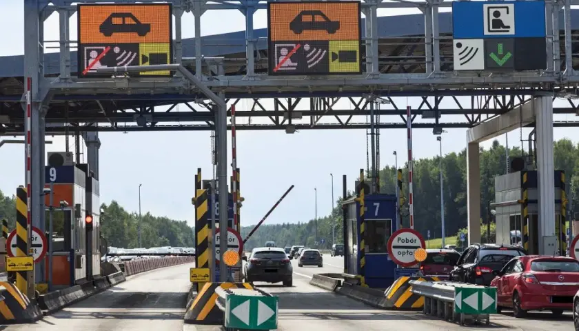 Bramki autostradowe, gdzie sprawdzisz, ile kosztuje autostrada Katowice. Samochody czekają w kolejce do poboru opłat.