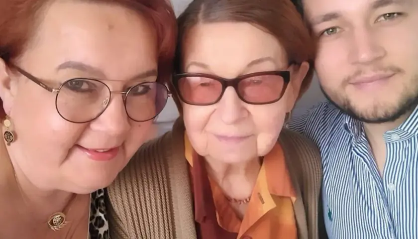 Trzy osoby: starsza pani, jej córka i wnuk. Izabela Zeiske, jej wiek nie jest widoczny, ale widać uśmiech.