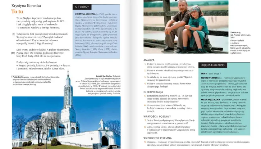 Mężczyzna i dziecko siedzą na drewnianym płocie.