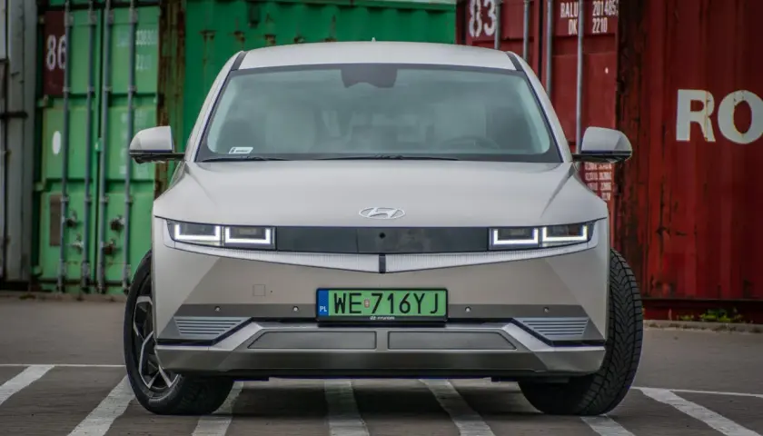 Jakie napięcie w samochodzie elektrycznym? Poznaj kluczowe różnice