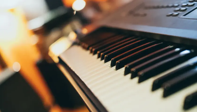 Klawisze pianina czekają na palce, by stworzyć piękną melodię.