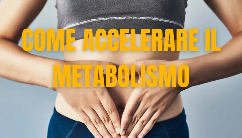 Donna in abbigliamento sportivo con le mani sull'addome, testo giallo "COME ACCELERARE IL METABOLISMO".