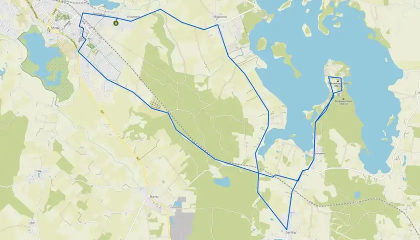 Trasa rowerowa wokół malowniczego miasta nad jeziorem Skiertąg. Mapa pokazuje drogę przez lasy i wzdłuż brzegów jeziora, z zaznaczonymi wzgórzami.