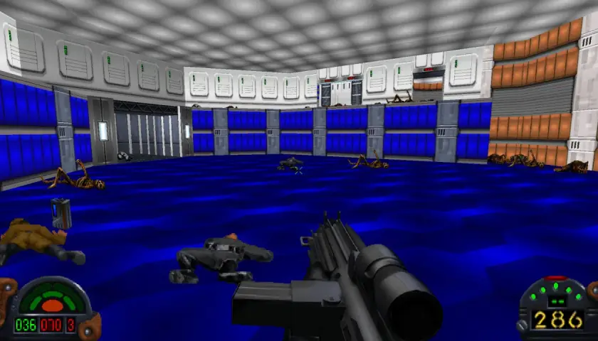 Gracz w grze Dark Forces 2 walczy z potworami w niebieskim, futurystycznym pomieszczeniu.