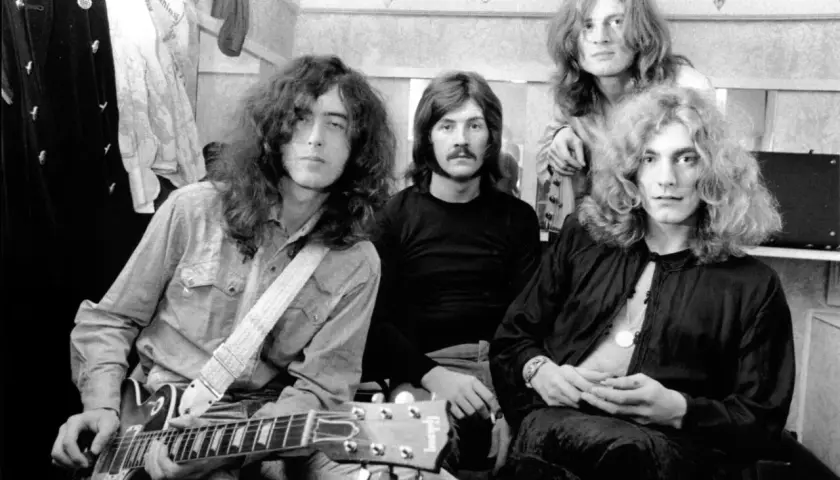 Jimmy Page z zespołem Led Zeppelin, gotowi do rock and rolla.