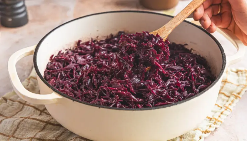 Gekochter Rotkohl in einem Topf, bereit zum Servieren. Die Frage "rotkohl wie lange kochen" wird hier visuell beantwortet.