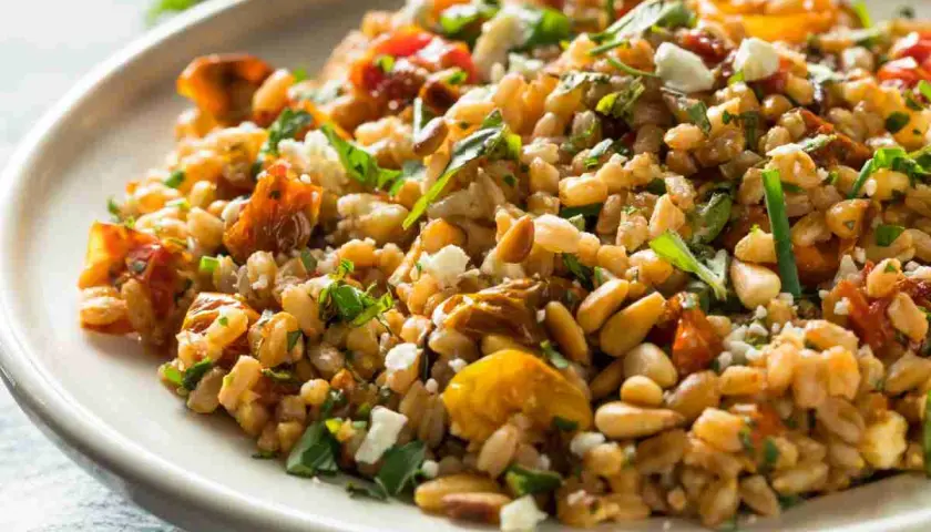 Insalata di farro con pomodori secchi, pinoli e feta. Un'idea fresca per le tue ricette fredde estive.