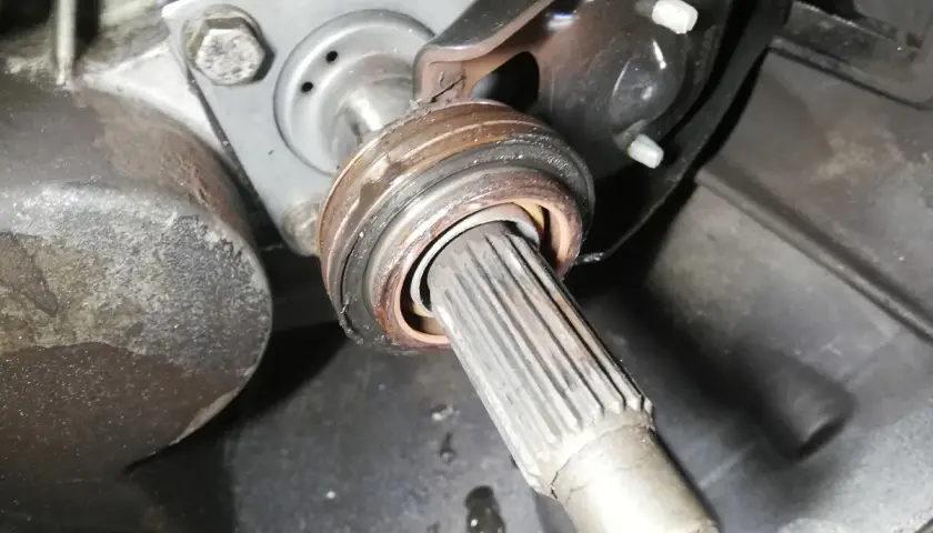 Zużyte łożysko oporowe sprzęgła w aucie 1.6 HDI szarpie przy przyspieszaniu. Widoczny wałek sprzęgłowy i elementy mechanizmu.