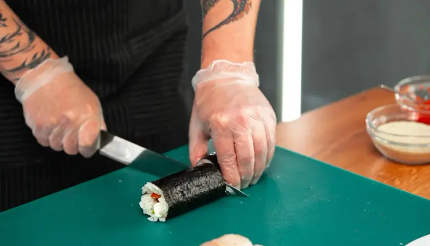 Jak kroić sushi perfekcyjnie, aby uniknąć uszkodzeń rolek