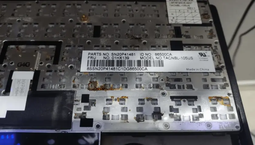 Beschädigte Lenovo Tastatur, Modell TACNBL-105US. Rostige Stellen deuten auf Wasserschaden hin, daher geht die Lenovo Tastatur nicht.