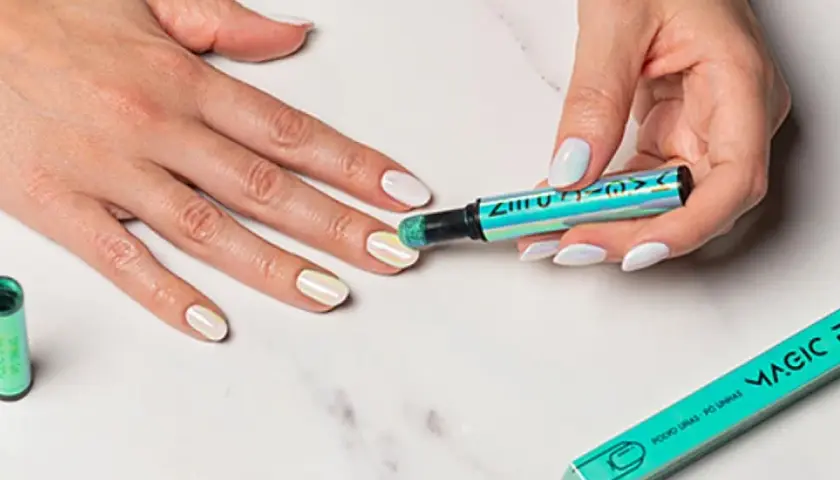 Manicura con efecto espejo. Un aplicador con polvo holográfico de Mercadona crea magia en las uñas.