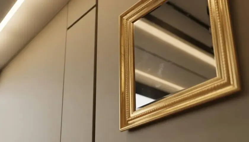 Jak powiesić lustro z ramą? Uniknij błędów poradnik DIY