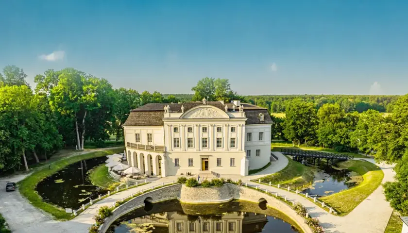 Pałac w Kurozwękach, otoczony fosą i bujną zielenią, zaprasza do podziwiania swojej barokowej architektury.