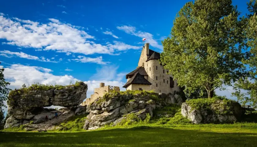 Zamek Bobolice na skale, idealne miejsce na zwiedzanie. Sprawdź cennik i zaplanuj wycieczkę!