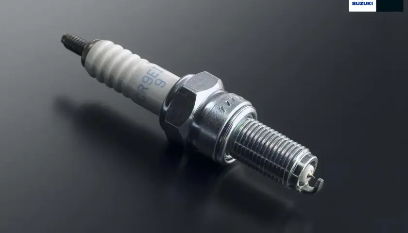 Bujía Suzuki CR9E1-9. La vida útil de una bujía depende de su uso y mantenimiento.