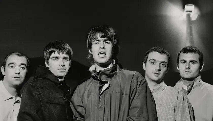 Oto lista zespołów rockowych zagranicznych alfabetycznie: Oasis, Blur, Radiohead. Pięciu mężczyzn na zdjęciu to członkowie zespołu Oasis.